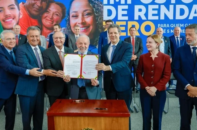 Ao lado de Arthur Lira e Renan Calheiros, Lula sanciona  lei que garante Imposto de Renda zero para quem recebe até R$ 5 mil