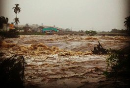 Cidades alagoanas sofrem com as fortes chuvas, centenas de famílias estão desabrigadas