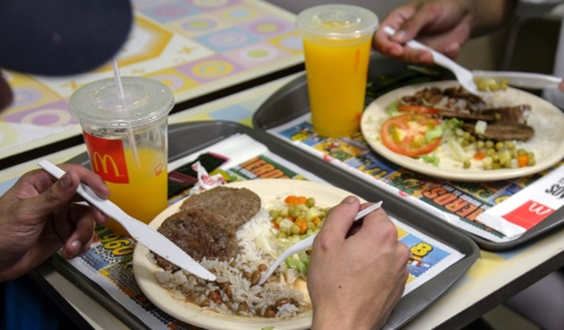 McDonald’s é obrigado a servir arroz e feijão no Brasil, mas não divulga