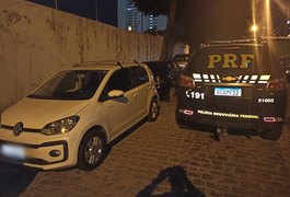Mulher é presa pela PRF ao ser flagrada dirigindo carro roubado