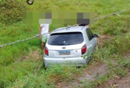 Debaixo de chuva, motorista perde controle de carro e veículo cai em ribanceira em Coruripe