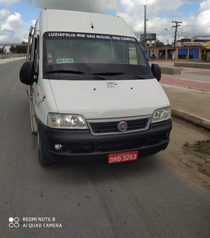 Operação flagra motorista de van fugindo de bloqueio e trafegando pela contramão em rodovia, no Agreste