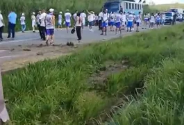Ônibus com torcedores do Bahia tomba a caminho do jogo contra o Sport, ﻿na BR-101 em Pernambuco