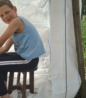 Para capturar sinal do wi-fi, garoto estuda em cabana improvisada no meio da roça