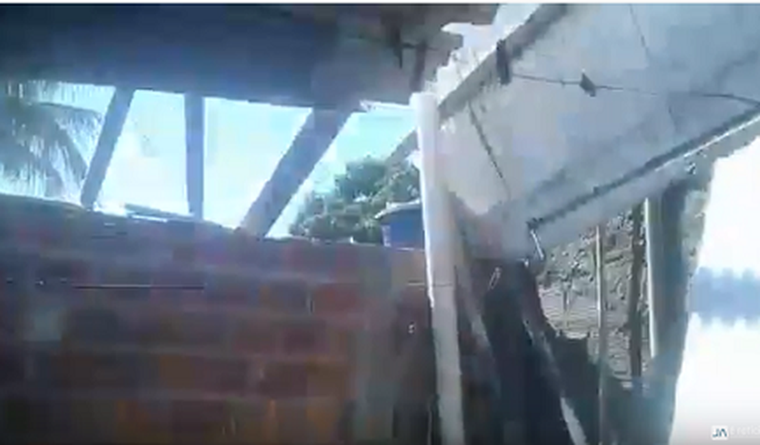 VÍDEO. Ventania destrói cobertura de oficina e destelha casa, em Arapiraca