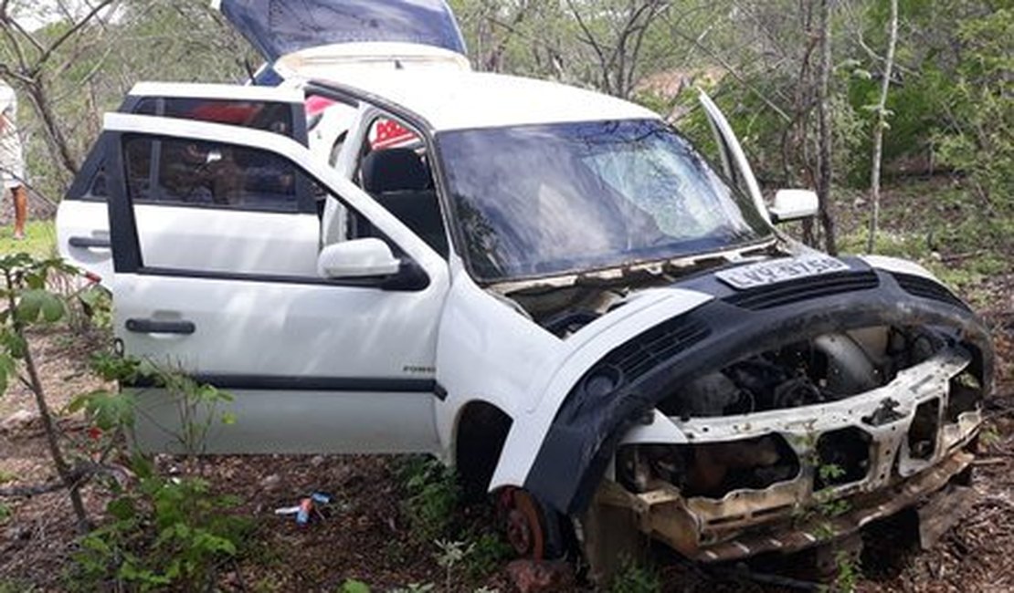 Carro roubado há trinta dias em Cacimbinhas é encontrado depenado em Mata Grande