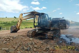 Máquina retroescavadeira pega fogo e assusta populares no interior de Alagoas