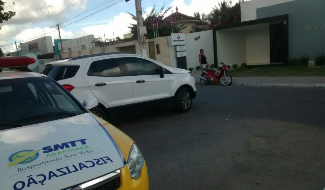 Mãe e filha ficam feridas após colisão na Avenida Deputada Ceci Cunha em Arapiraca