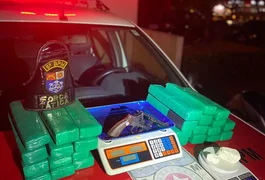 Homem é flagrado transportando maconha em carro e polícia apreende 18kg de drogas em Maceió