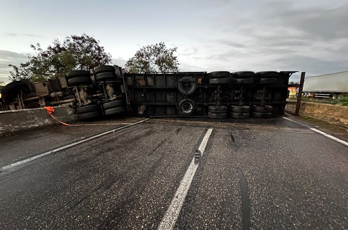 Acidente entre carreta com carga de madeira e carro deixa cinco feridos em Porto Real do Colégio