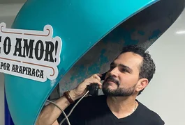 Luciano, da dupla com Zezé, posta foto com declaração para Arapiraca em orelhão: 'É o amor!'