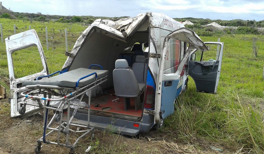 Ambulância capota e deixa uma pessoa ferida na AL 101 Sul