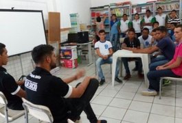 Jogadores do ASA dão palestra na Escola Tibúrcio Valeriano, em Arapiraca