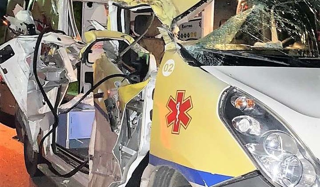 Ambulância que transportava pacientes se envolve em acidente e fica destruída em rodovia alagoana