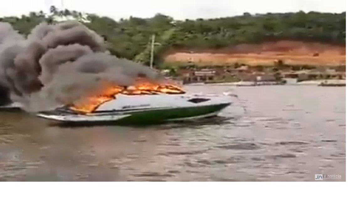 Vídeo: Fogo destrói embarcação na Barra de São Miguel, Litoral Sul de Alagoas