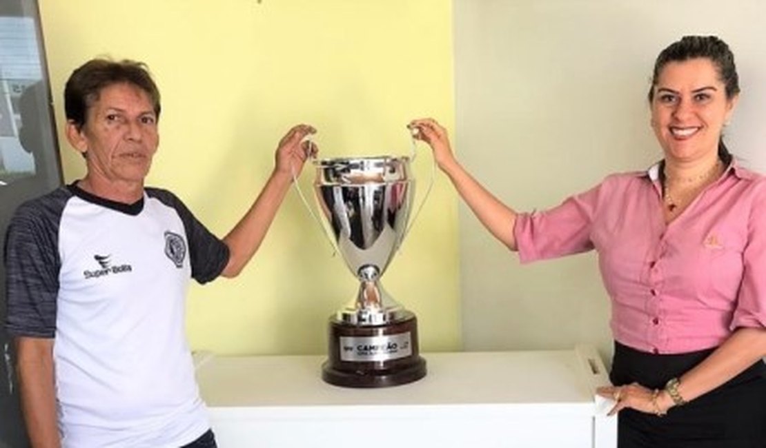 Taça do ASA pela Copa Alagoas é apreciada em empresas de Arapiraca