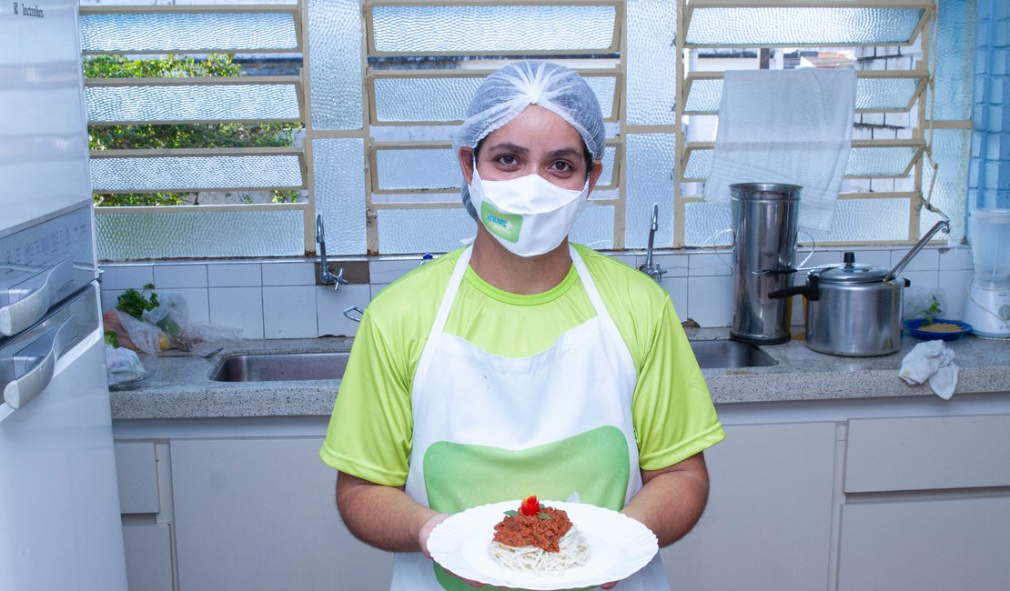 Arapiraquense está entre as 10 finalistas da 3ª edição do Concurso de Merendeiras de Alagoas