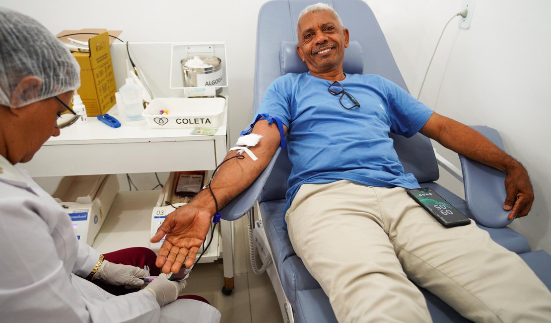 Doador alagoano realiza 60ª doação de sangue e recebe homenagem no Hemoal