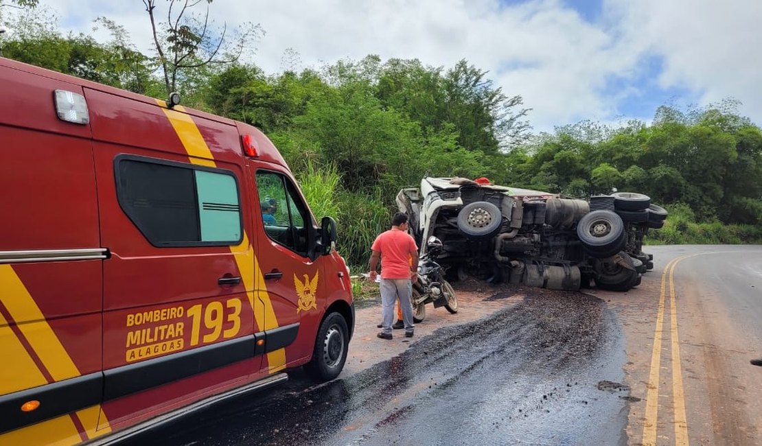 Motorista de caminhão morre após capotamento em rodovia alagoana