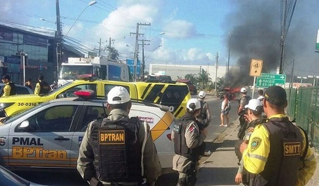 Incêndio em veículo pega motorista de surpresa em frente a shopping
