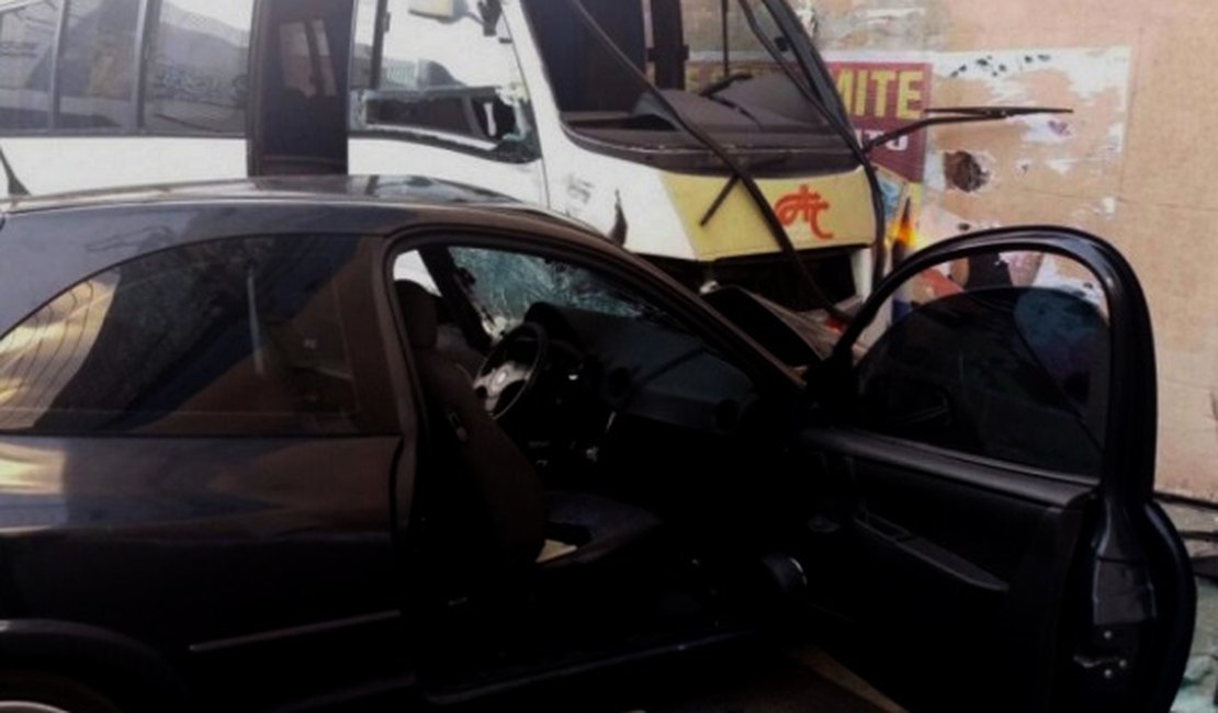 Condutor fica preso às ferragens após grave acidente no Centro de Maceió