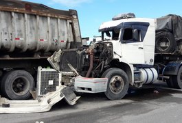 Caminhões colidem em avenida no bairro de Jaraguá, em Maceió