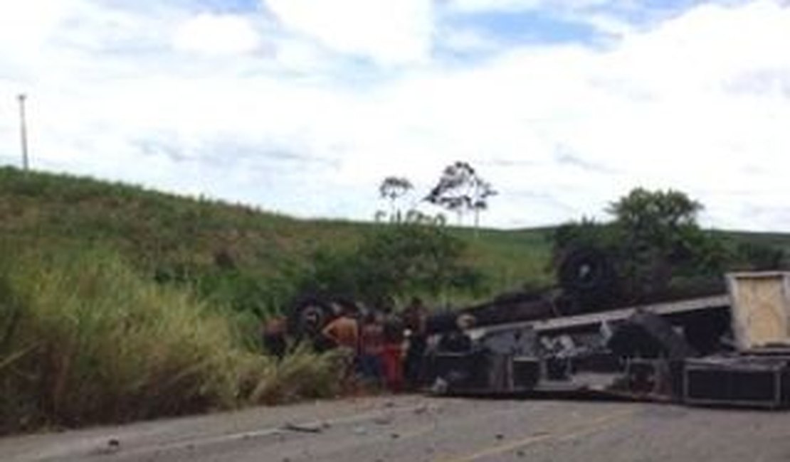 Acidente com caminhão deixa duas pessoas feridas em Flexeiras