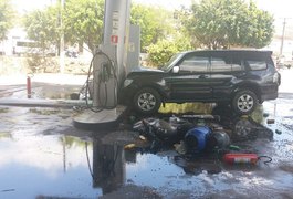 Carro invade posto de combustíveis e causa danos, em Palmeira dos Índios