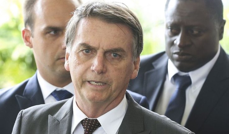 Bolsonaro reúne ministros para agilizar diagnóstico e solução para fenômeno em Maceió