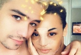 Pabllo Vittar posa com curativo no rosto e diz: 'Meu namorado é lindo'