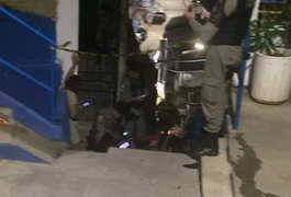 Homem com histórico de crimes é assassinado com 12 tiros em escadaria de grota, em Maceió