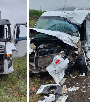 Motorista de van morre após acidente com caminhão na AL-220