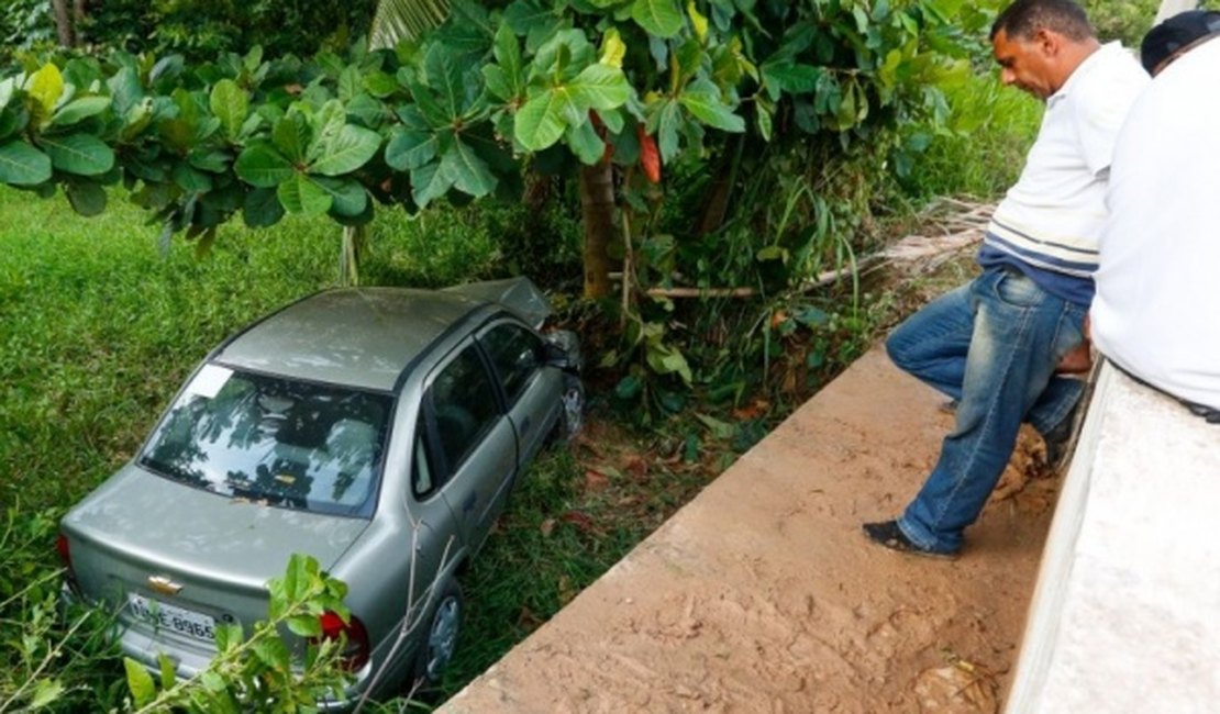 Carro despenca de ponte após motorista tentar desviar de cachorro na pista