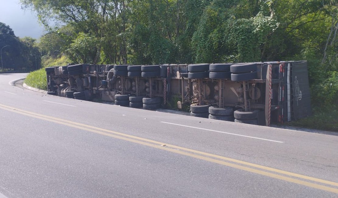 Carreta com carga de granito tomba na 'Ladeira de Atalaia' e motorista fica ferido