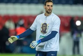 Goleiro do PSG é novamente sedado e segue em estado grave