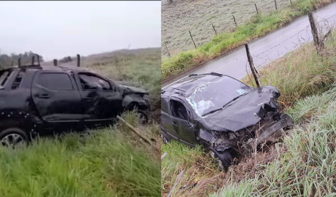 Motorista perde controle de picape em curva e atinge estacas fora da estrada, no Agreste de Alagoas