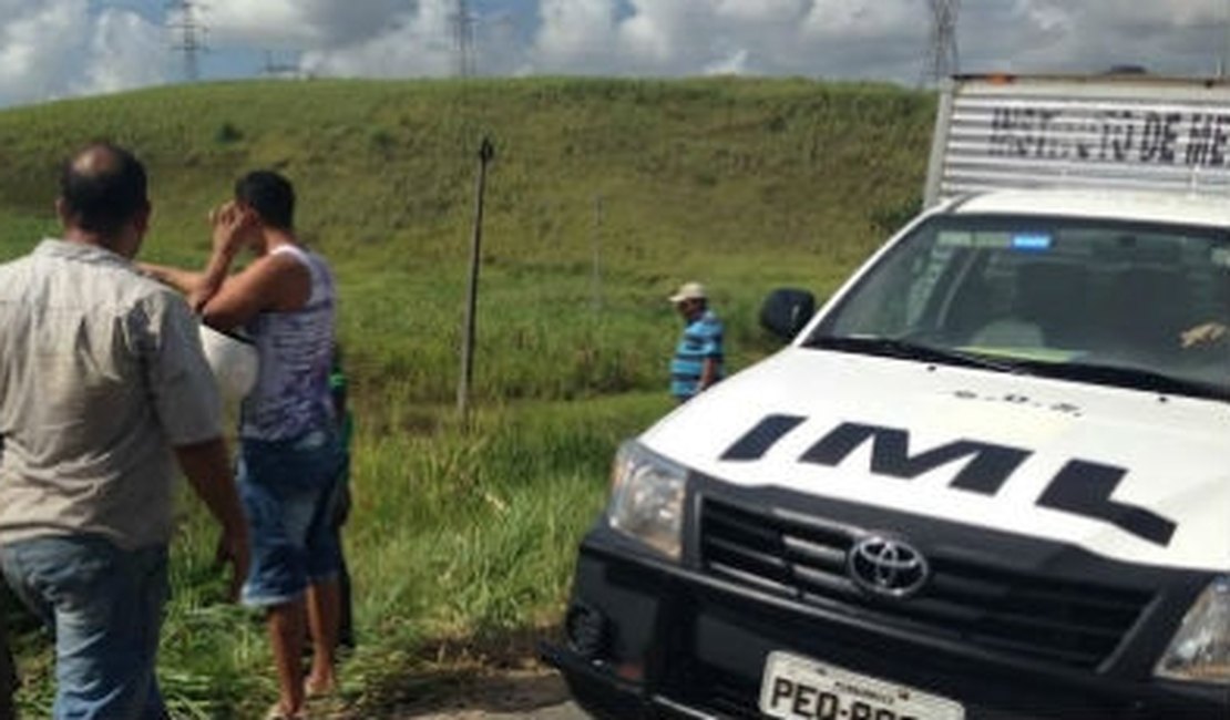 Carro que seguia de Caruaru para Recife capota e três morrem na BR-232