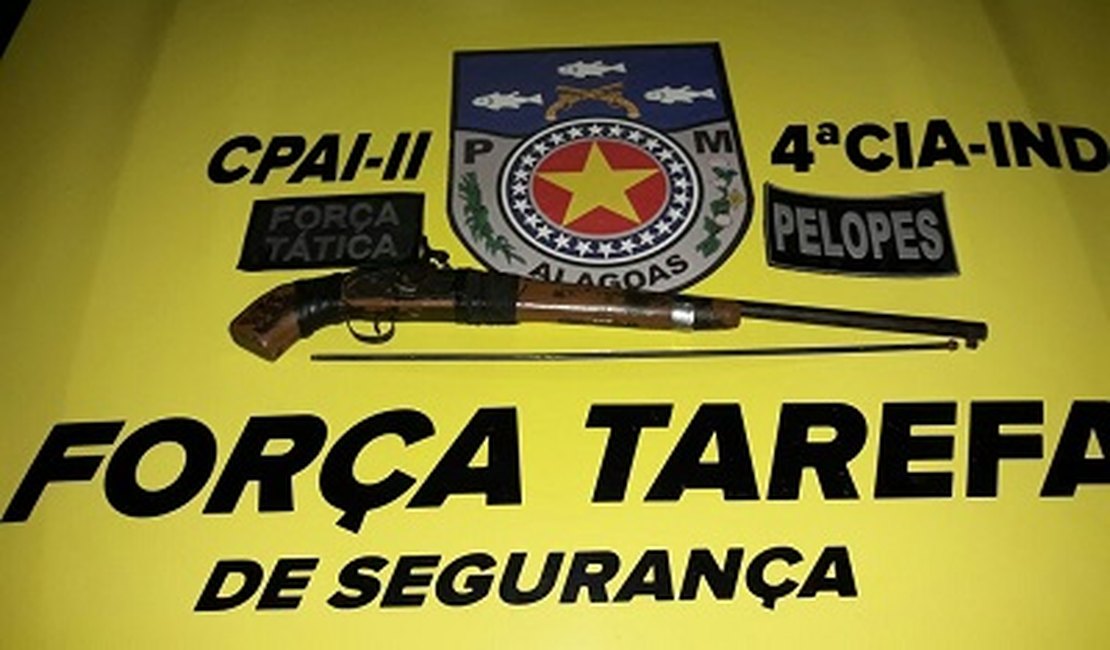 Pelopes e Força Tática prendem homem com espingarda em Capela