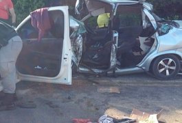 Batida envolvendo dois carros deixa uma pessoa morta e três feridas em Coruripe
