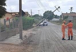 Motorista perde o controle da direção e bate carro em poste, em Arapiraca