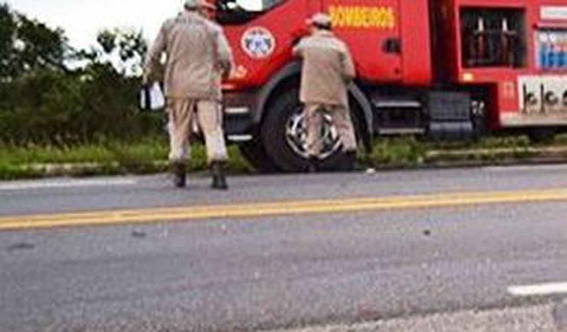 Mulher cai de motocicleta e morre atropelada por ônibus em Inhapi