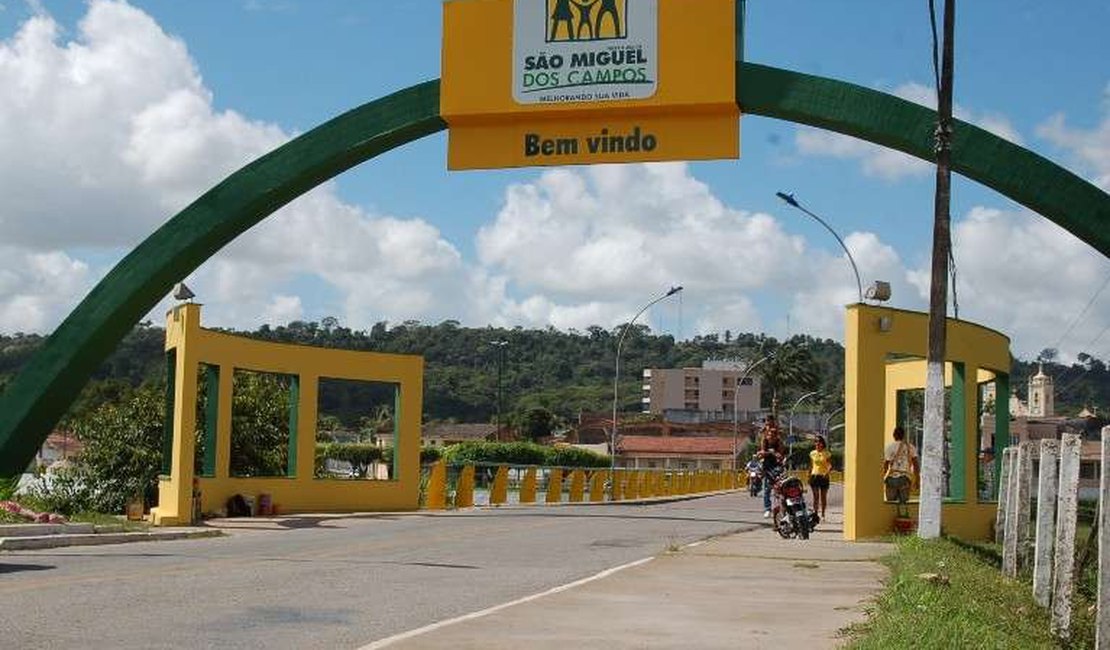 Caminhão tomba em São Miguel dos Campos e deixa motorista morto