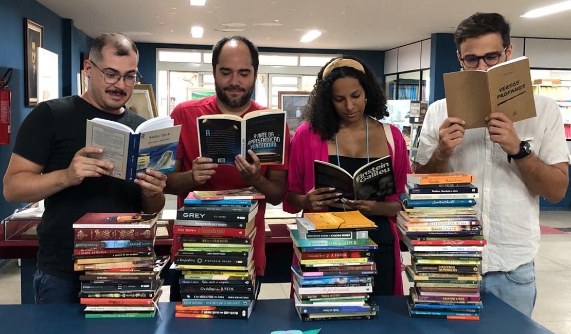 Biblioteca municipal recebe doação de 105 novos livros arrecadados por grupo de leitura