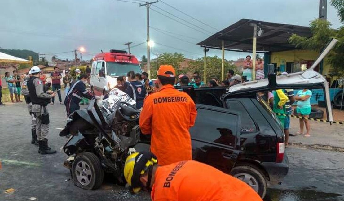 Jovem fica preso às ferragens em colisão entre veículos em Olho D'Água das Flores