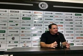 Durante treino desta manhã, Vica analisa possível time titular e jovens atletas alvinegros