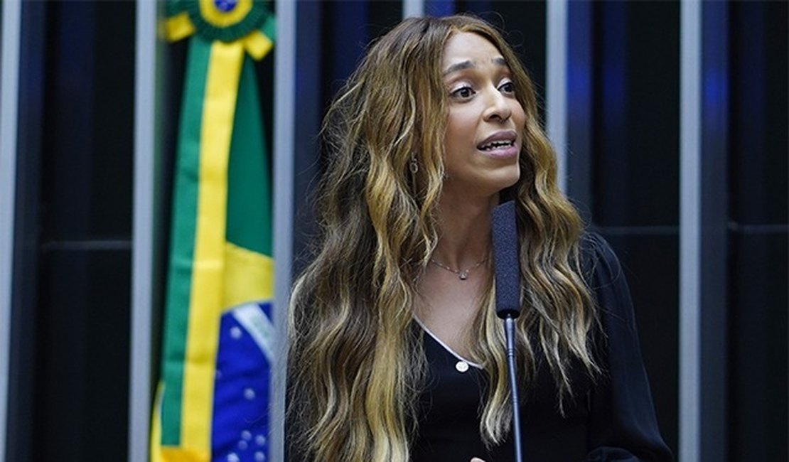 Erika Hilton aciona Ministério Público e pede prisão de Ratinho após falas transfóbicas no SBT