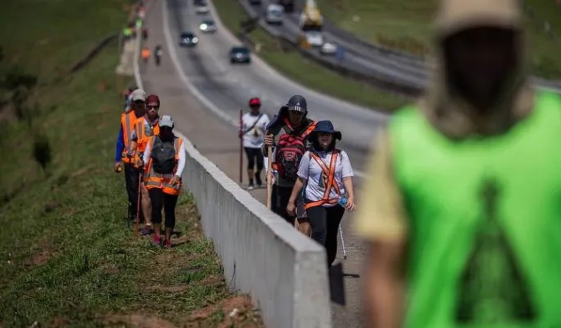 Ciclista morre atropelado na Dutra em romaria para Aparecida