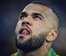 Daniel Alves recebeu R$ 800 mil da família de Neymar para pagar redução de pena, diz site