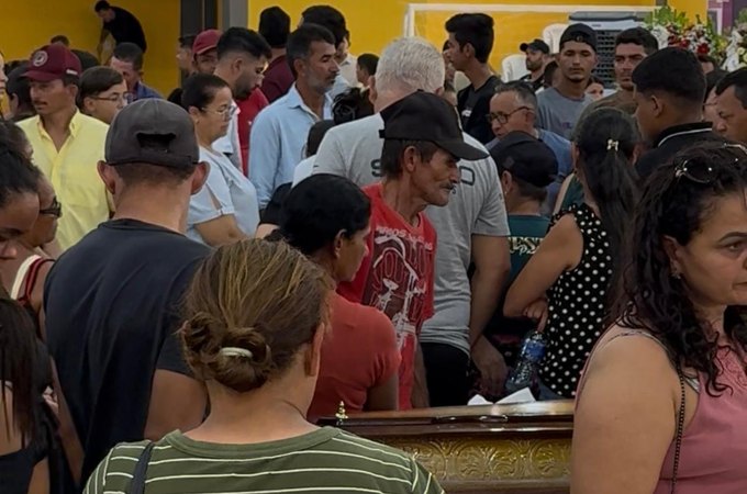 Multidão se reúne, em Ginásio de Coité do Nóia, para velar corpos das vítimas de acidente com romeiros