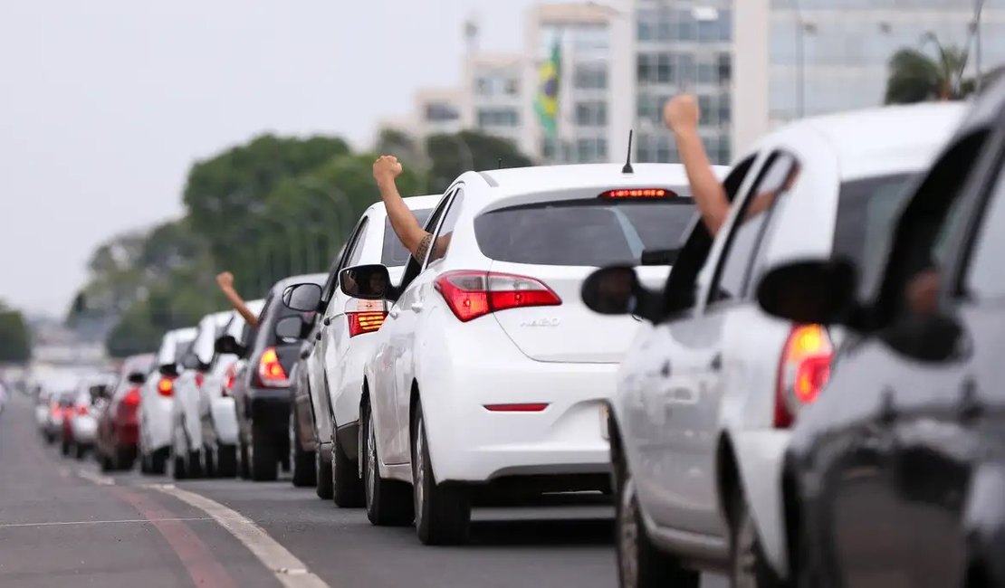 Motoristas de aplicativo caíram no “conto do vigário”, diz Sakamoto